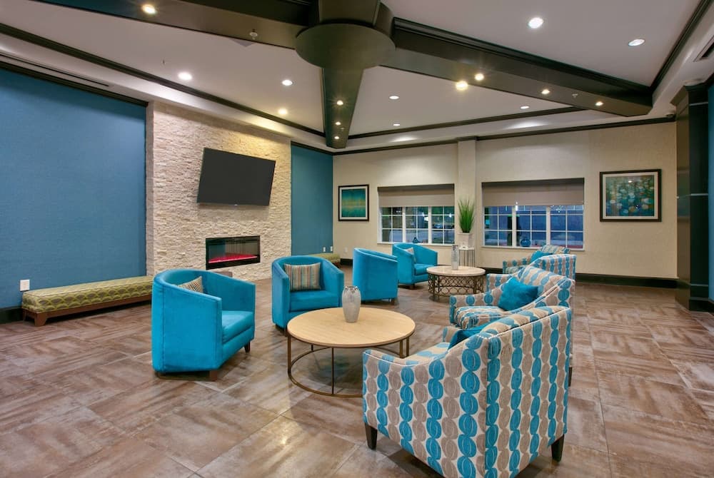 La Quinta Inn & Suites by Wyndham Dallas Grand Prairie South interior in Grand Prairie, TX — gallery photo 2