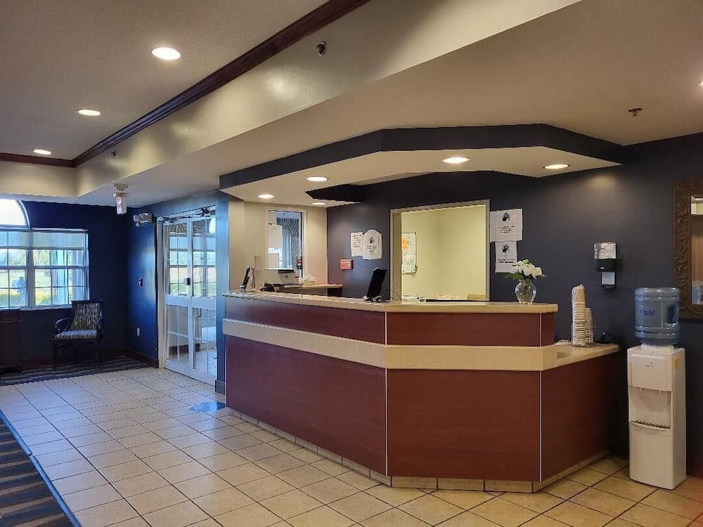 Starkville Inn & Suites interior in Starkville, MS — gallery photo 2