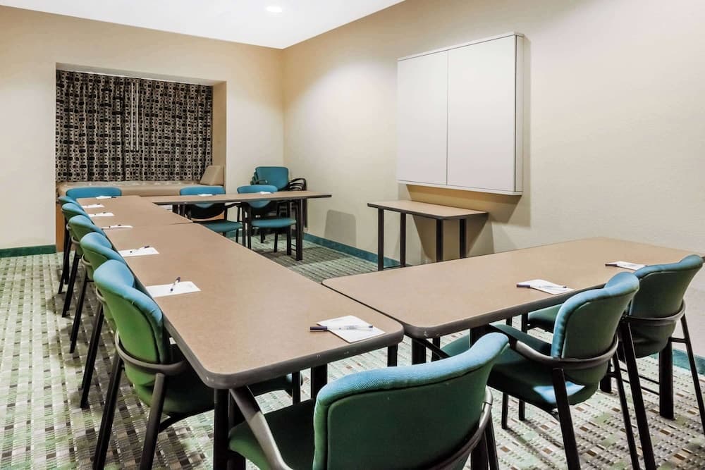 Microtel Inn & Suites by Wyndham Dickson City/Scranton gallery photo in Scranton, PA — image 5