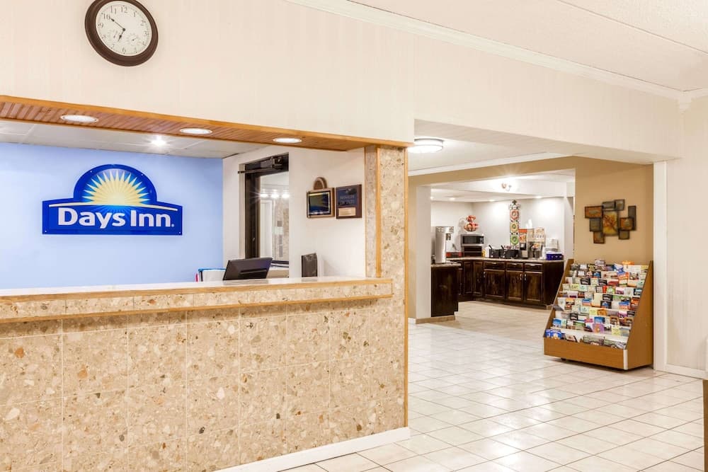 Days Inn by Wyndham Syracuse property views in Syracuse, NY — gallery photo 3