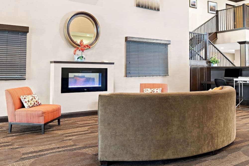 Best Western Monticello Gateway Inn interior in Monticello, IL — gallery photo 2