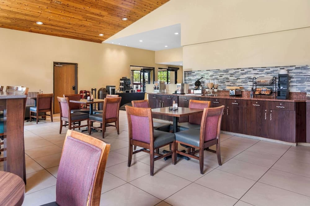 White Pines Inn & Suites gallery photo in Holland, MI — image 43