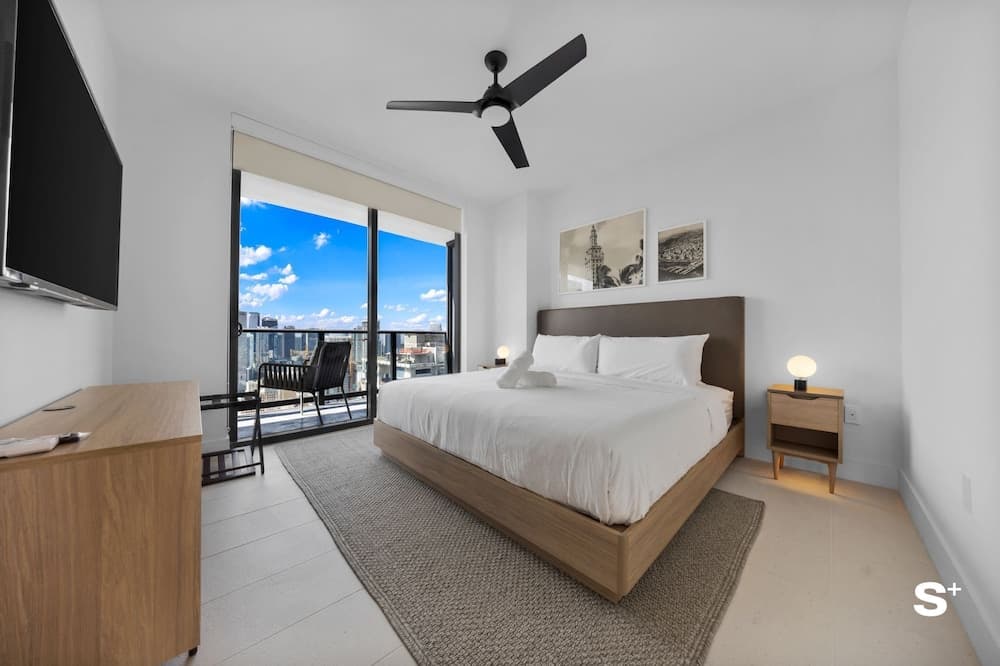 Skyline Escape Sleek 1BR with DTW Charm property views in Miami, FL — gallery photo 3