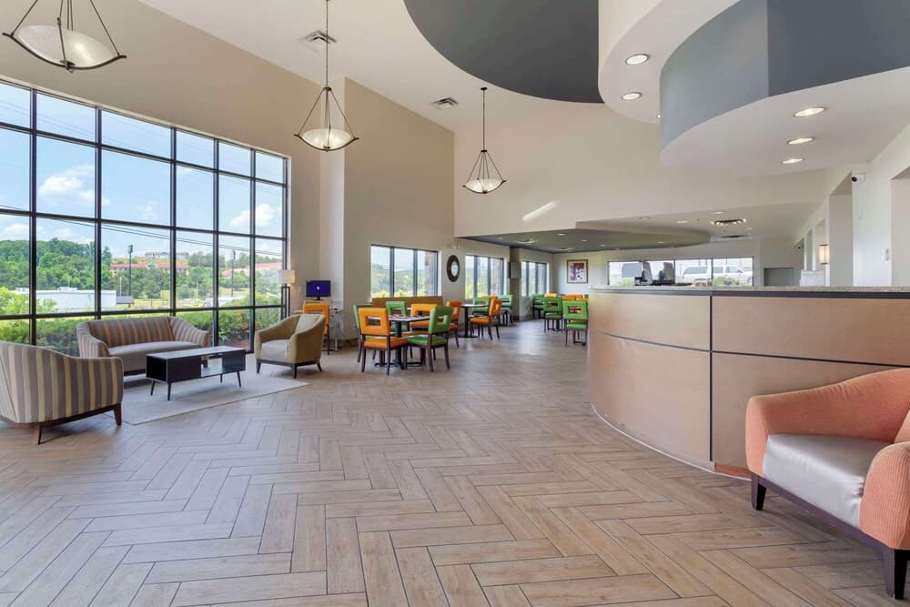 Comfort Suites Kodak Sevierville interior in Kodak, TN — gallery photo 2