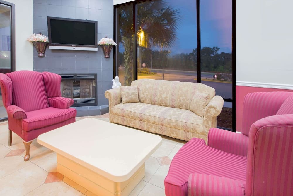 Howard Johnson by Wyndham Dothan interior in Dothan, AL — gallery photo 2