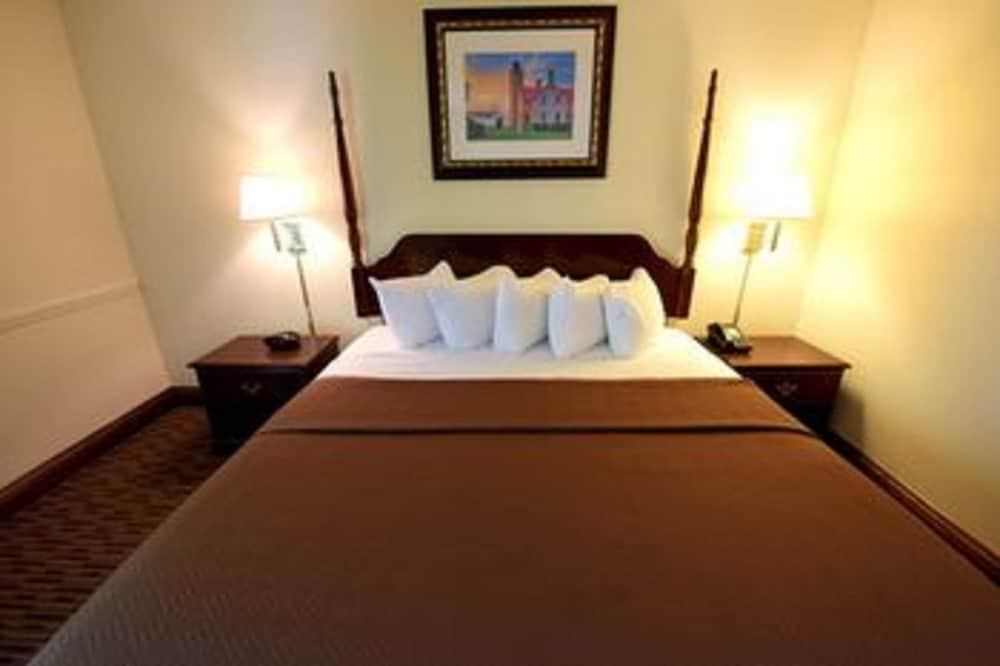 Fairview Beachfront Inn interior in Mackinaw City, MI — gallery photo 2