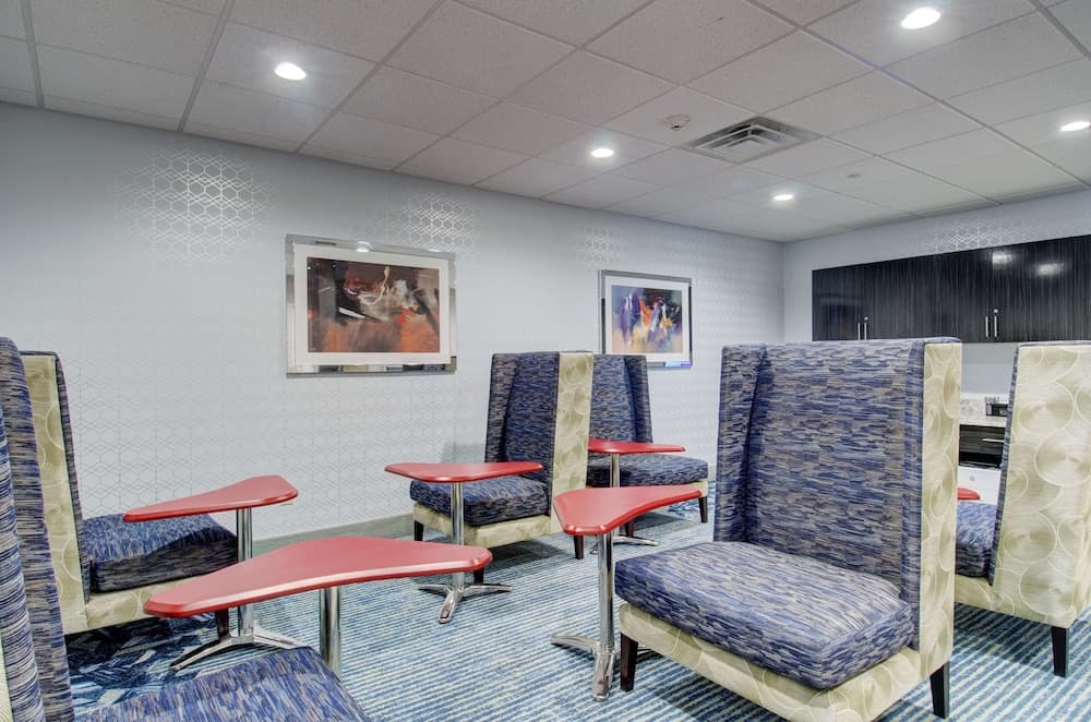 Hampton Inn & Suites Boston/Stoughton gallery photo in Stoughton — image 39