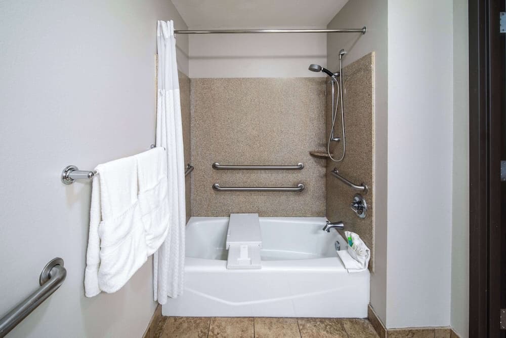 Days Inn by Wyndham Baton Rouge/I-10 interior in Baton Rouge, LA — gallery photo 2