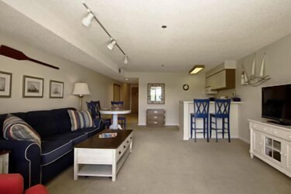 Edgewater Inn- Charlevoix property views in Charlevoix, MI — gallery photo 3