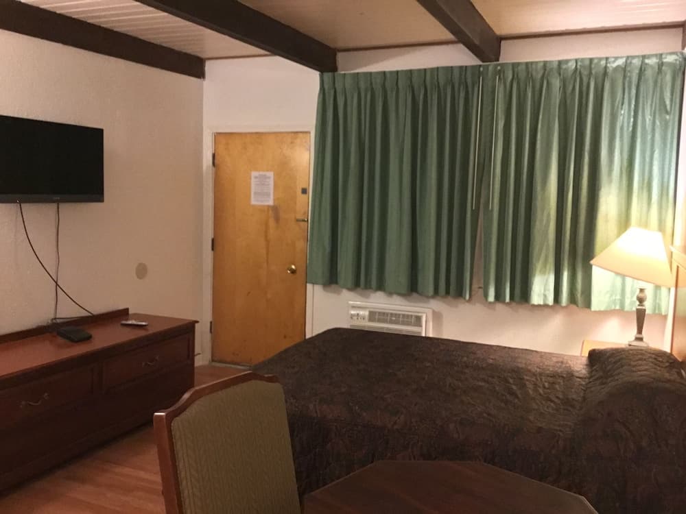 Pacific Lodge Tacoma property views in Tacoma, WA — gallery photo 3