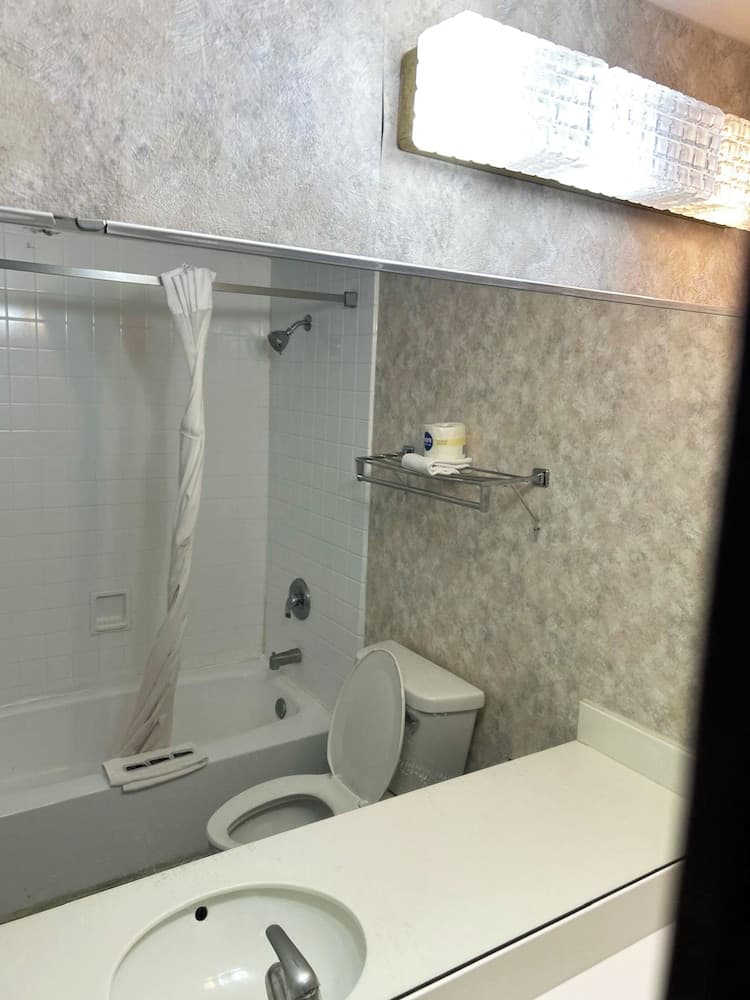 Blue Way Inn & Suites La Crosse gallery photo in La Crosse, WI — image 17