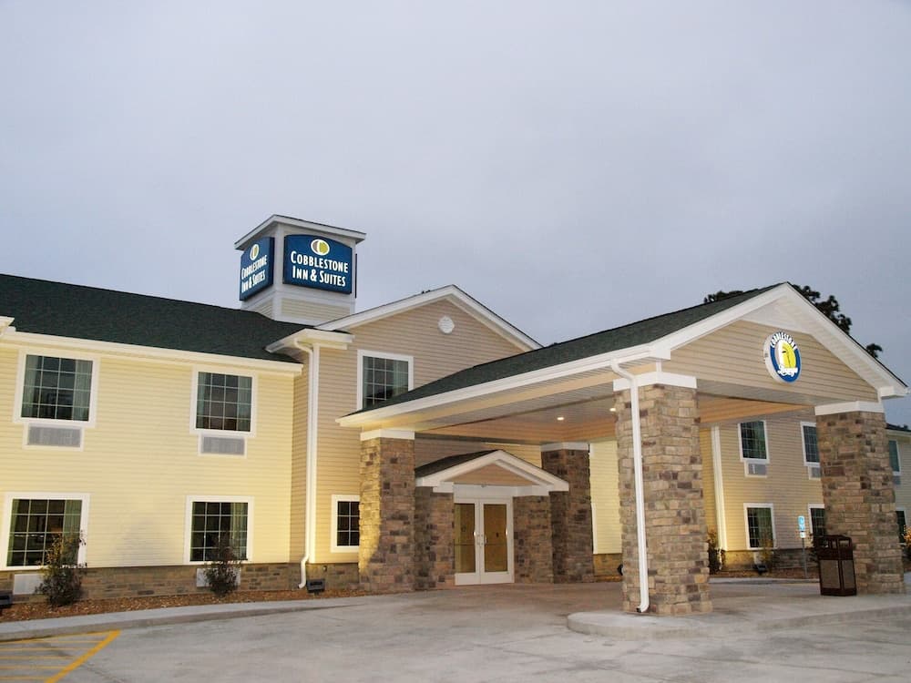 Cobblestone Inn & Suites - Vinton featured exterior or lobby in Vinton, LA — similar hotel