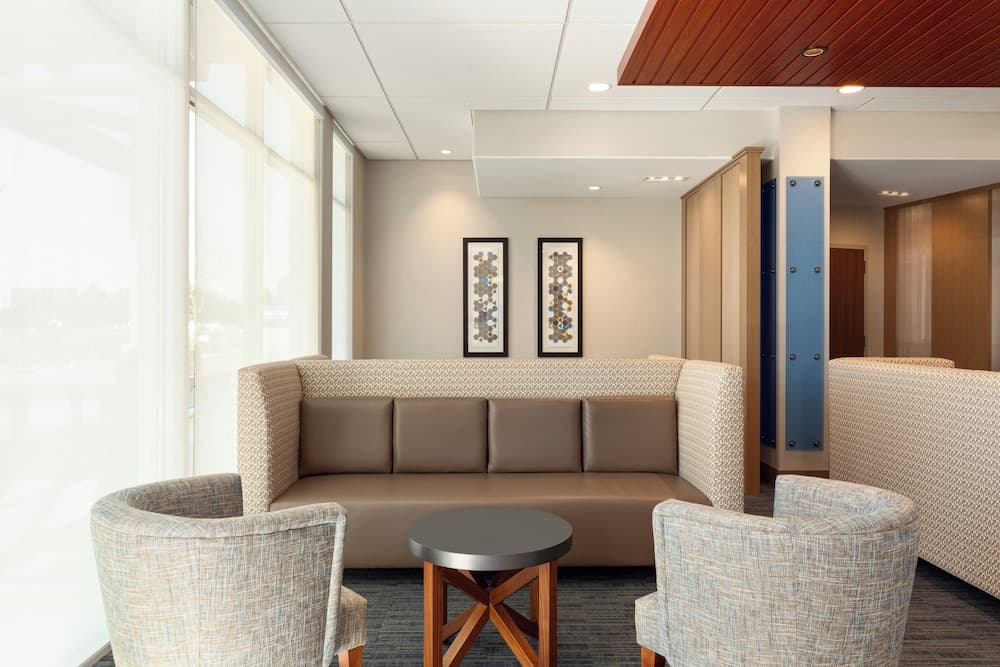 Holiday Inn Express & Suites Hayward - Castro Valley by IHG gallery photo in Hayward, CA — image 4