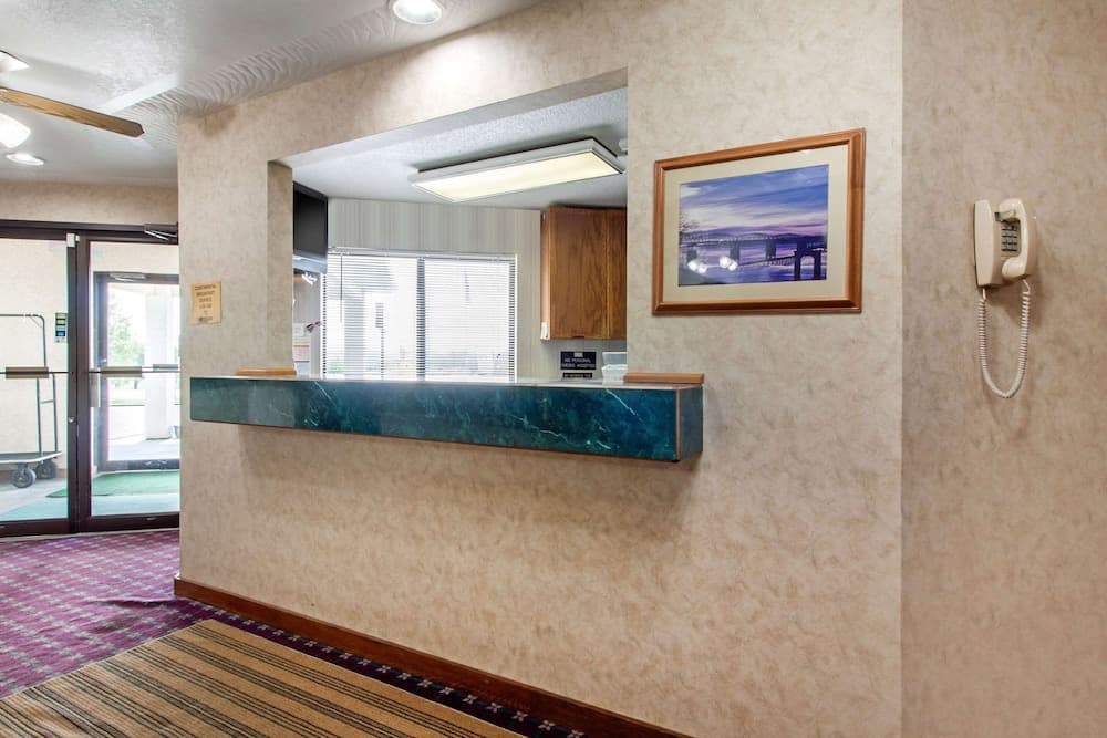 Econo Lodge Oacoma - Chamberlain West property views in Oacoma, SD — gallery photo 3