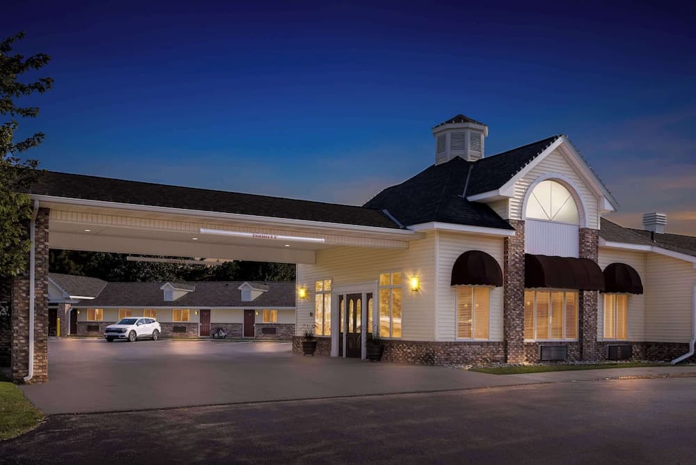 Best Western of Harbor Springs featured exterior or lobby in Harbor Springs, MI — similar hotel