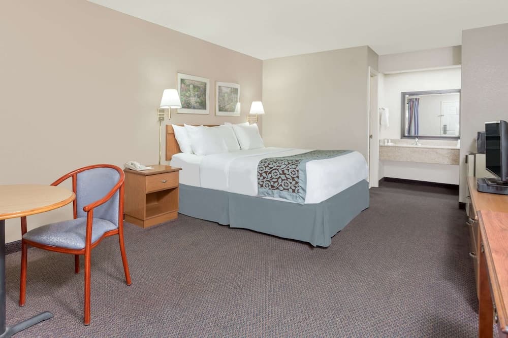 Days Inn by Wyndham Elberton property views in Elberton, GA — gallery photo 3