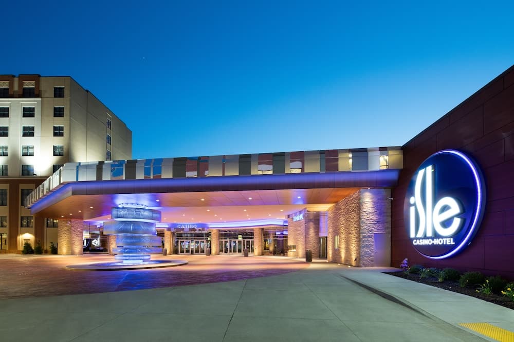 Isle Casino Hotel - Bettendorf featured exterior or lobby in Bettendorf, IA — similar hotel