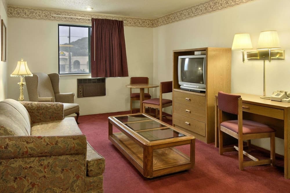 Super 8 by Wyndham Butler property views in Butler, PA — gallery photo 3