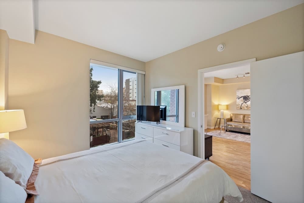 Global Luxury Suites at Woodbury property views in Woodbury, MN — gallery photo 3