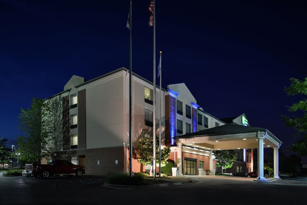 Holiday Inn Express & Suites New Berlin by IHG — hotel in New Berlin, Wisconsin