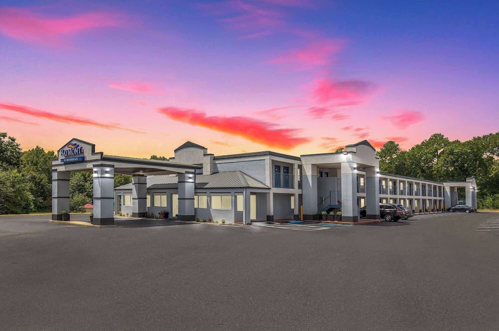 Baymont by Wyndham Dothan interior in Dothan, AL — gallery photo 2