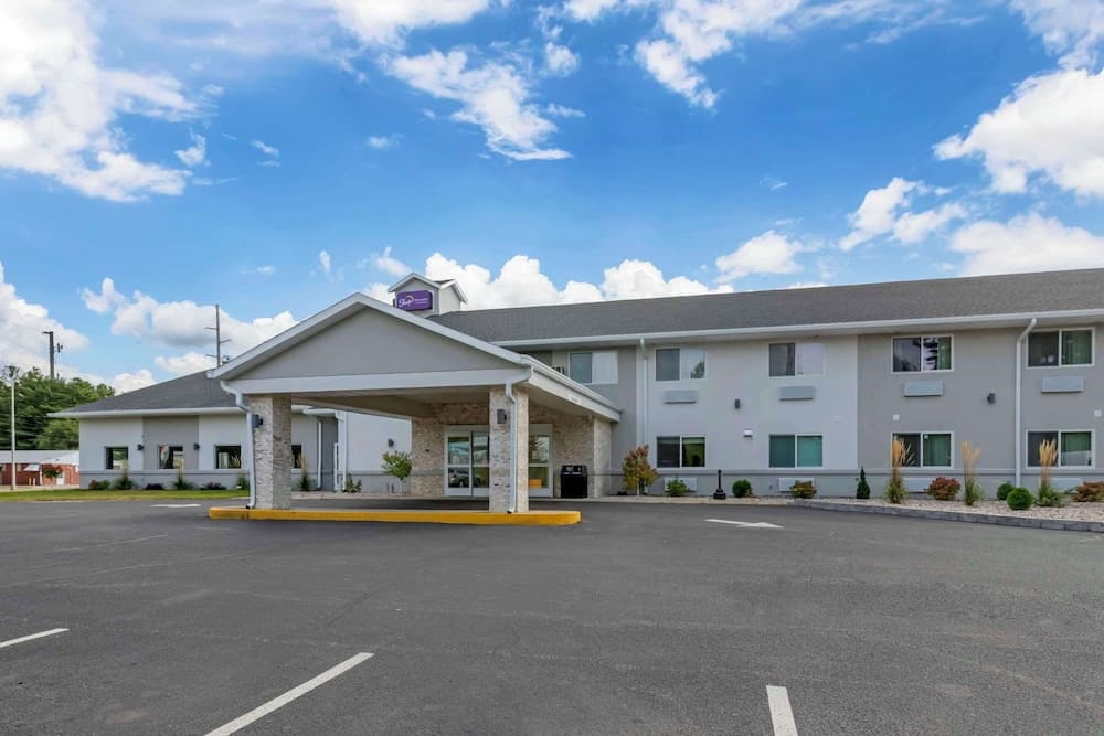 Sleep Inn & Suites Wisconsin Dells - Lake Delton featured exterior or lobby in Wisconsin Dells, WI — similar hotel