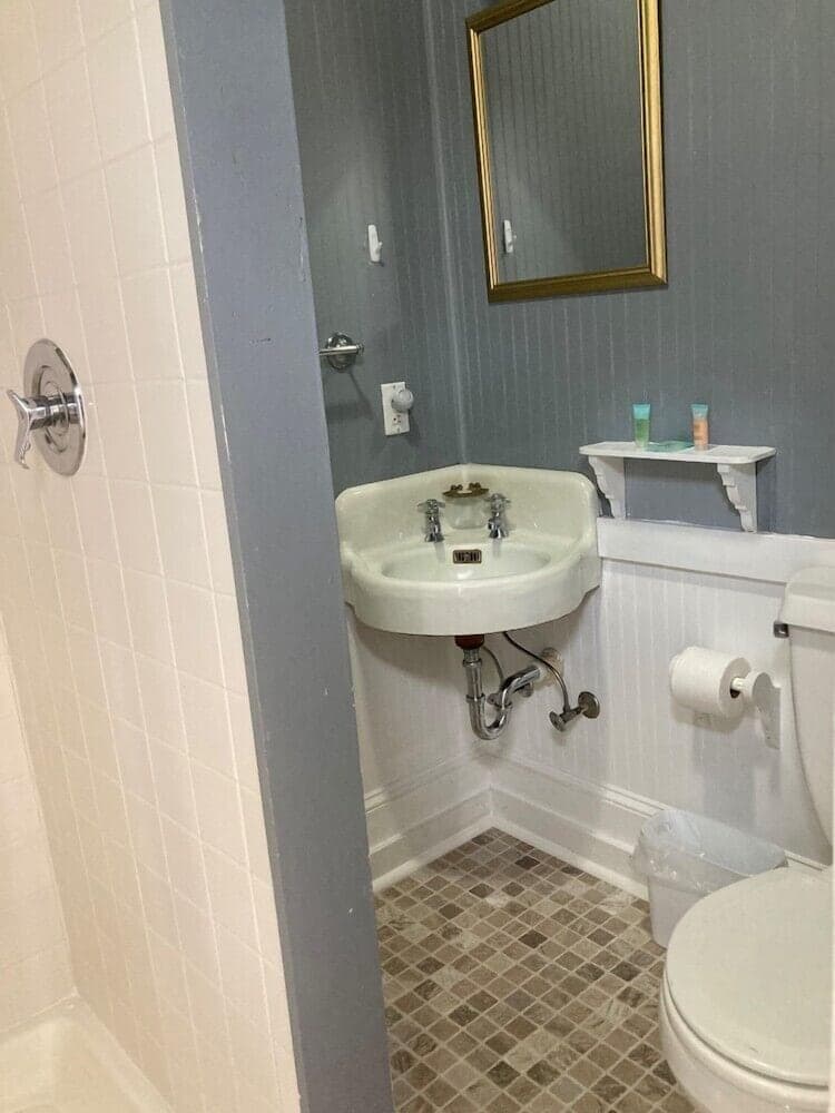 Balsam Mountain Inn interior in Sylva, NC — gallery photo 2