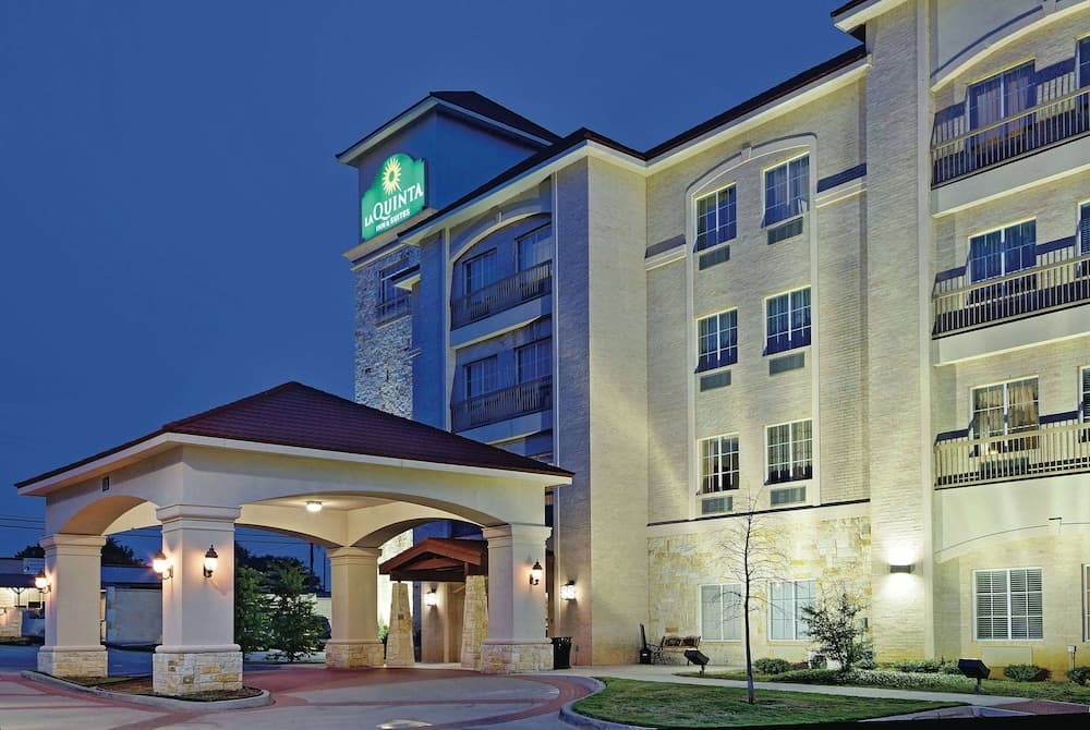 La Quinta Inn & Suites by Wyndham DFW Airport West - Euless — hotel in Euless, Texas