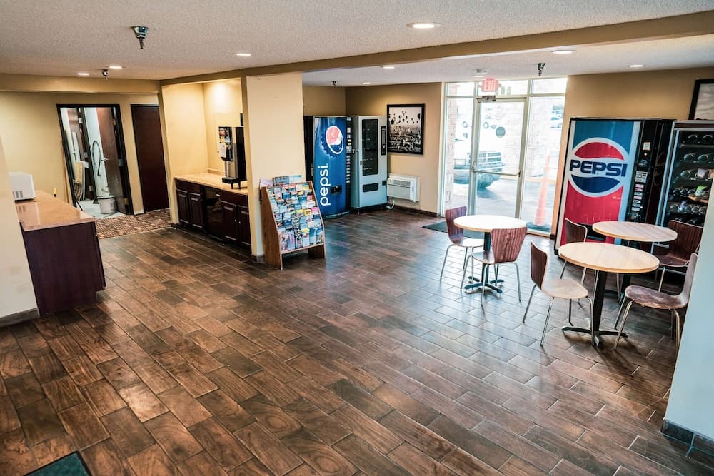 Super 8 by Wyndham Belen NM interior in Belen, NM — gallery photo 2