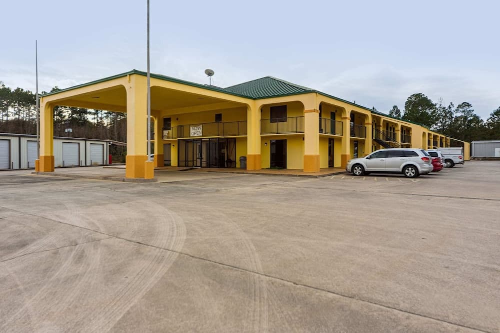 Days Inn by Wyndham Atmore featured exterior or lobby in Atmore, AL — similar hotel