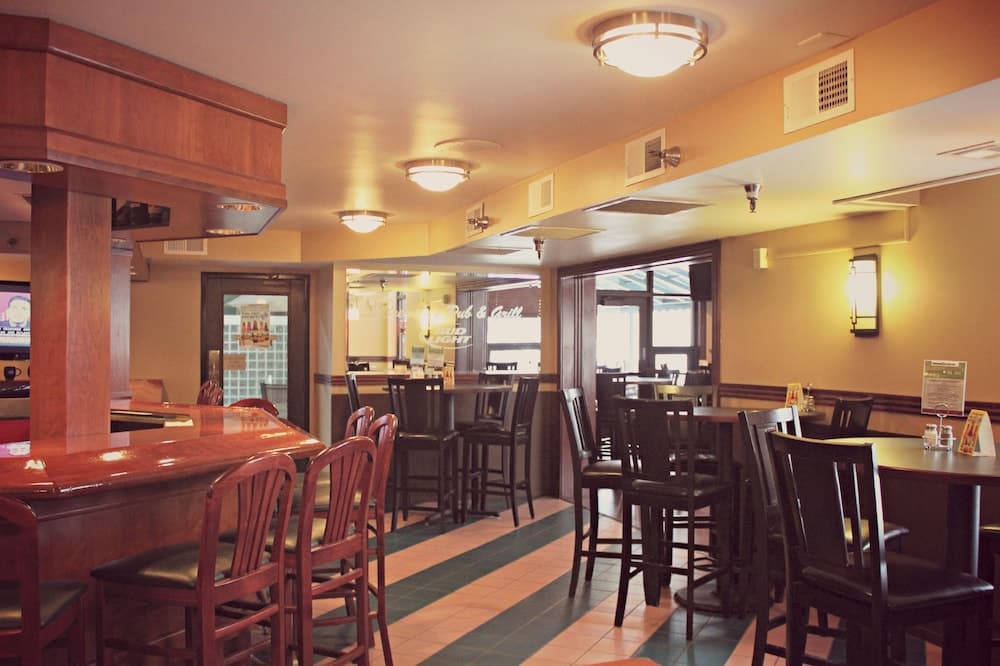 Express Suites Riverport Inn & Suites gallery photo in Winona, MN — image 11