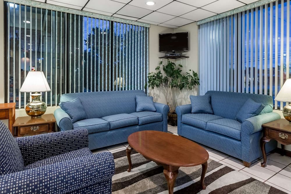 Days Inn by Wyndham Elberton interior in Elberton, GA — gallery photo 2