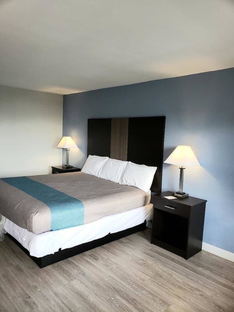 Econo Lodge Mineral Wells interior in Mineral Wells, TX — gallery photo 2