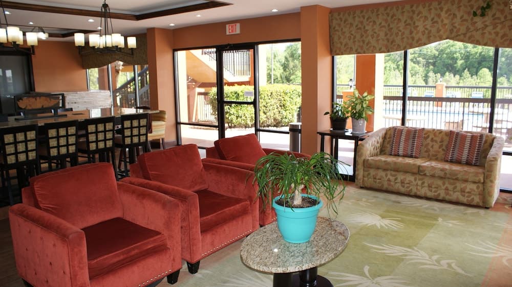 HomeTown Inn & Suites property views in Crestview, FL — gallery photo 3