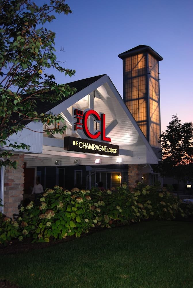 The Champagne Lodge & Luxury Suites — hotel in Willowbrook, Illinois