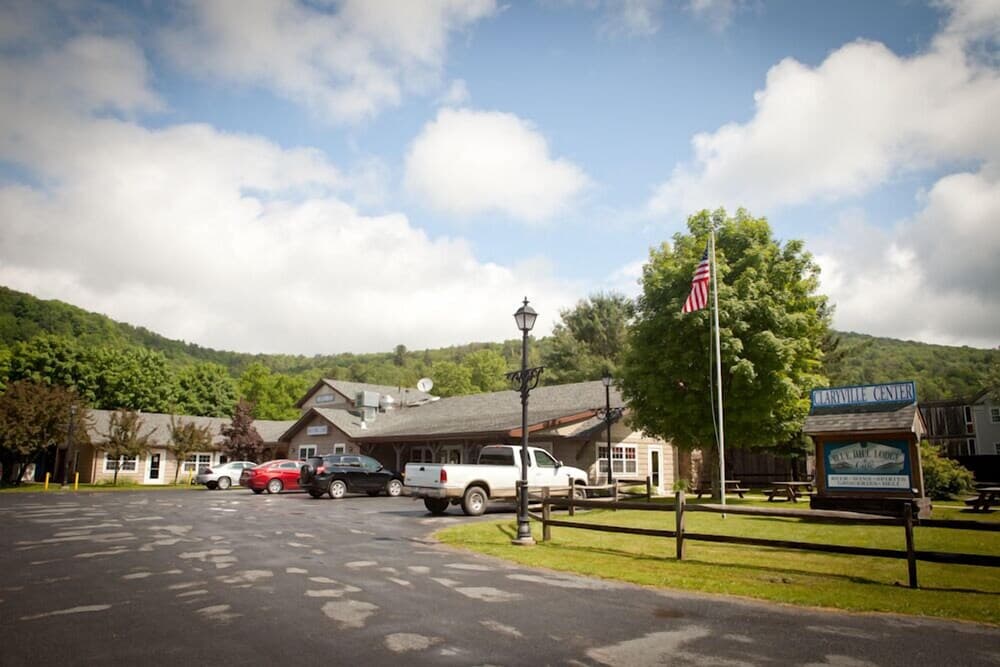 Blue Hill Lodge interior in Claryville — gallery photo 2