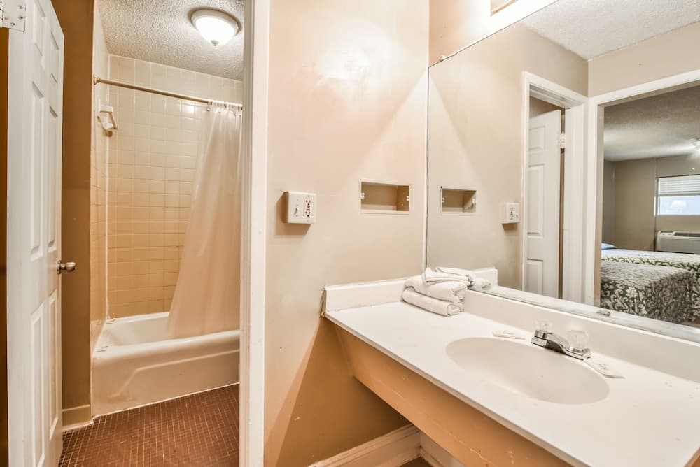 Economy Hotel Atlanta property views in Atlanta, GA — gallery photo 3