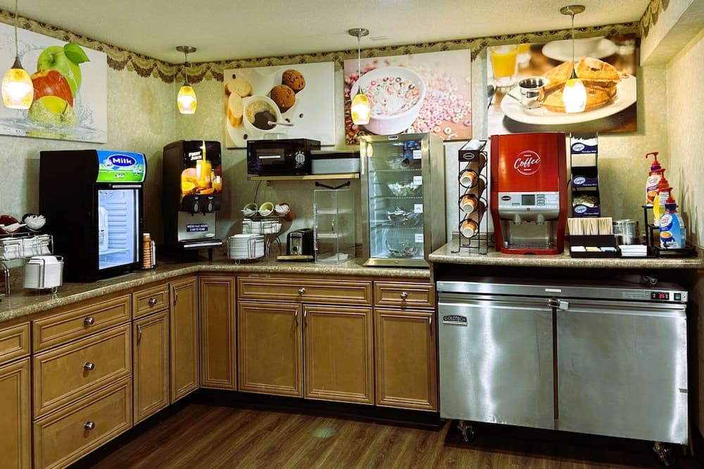 Econo Lodge Grand Forks near University property views in Grand Forks, ND — gallery photo 3