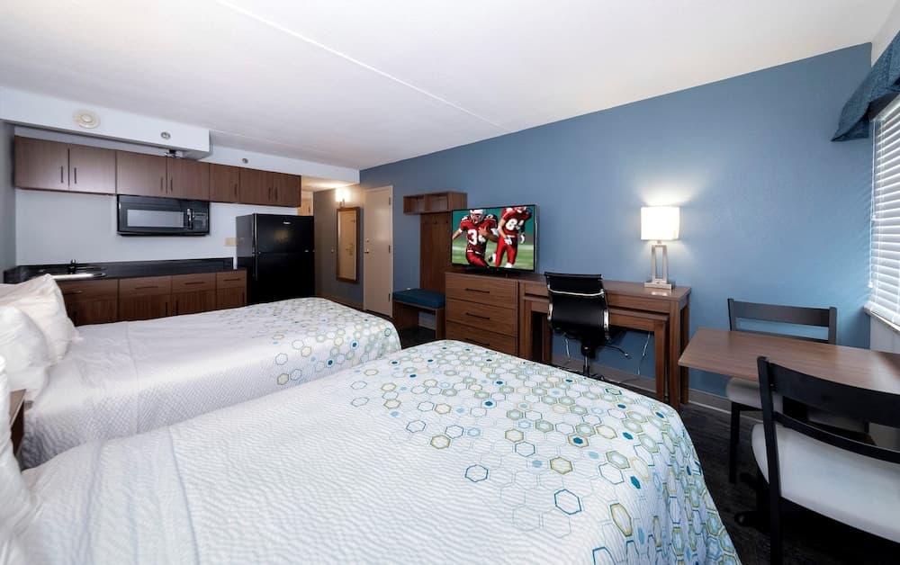 HomeTowne Studios by Red Roof Chantilly interior in Chantilly, VA — gallery photo 2