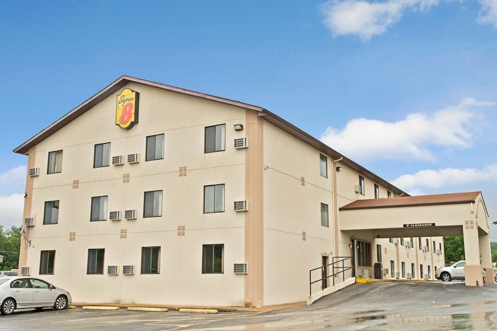 Super 8 by Wyndham Eureka/Six Flags Nearby — hotel in Eureka, Missouri