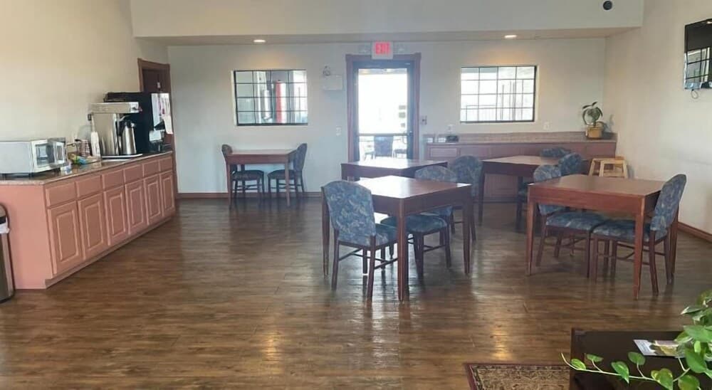 Southern Inn & Suites interior in Yorktown, TX — gallery photo 2