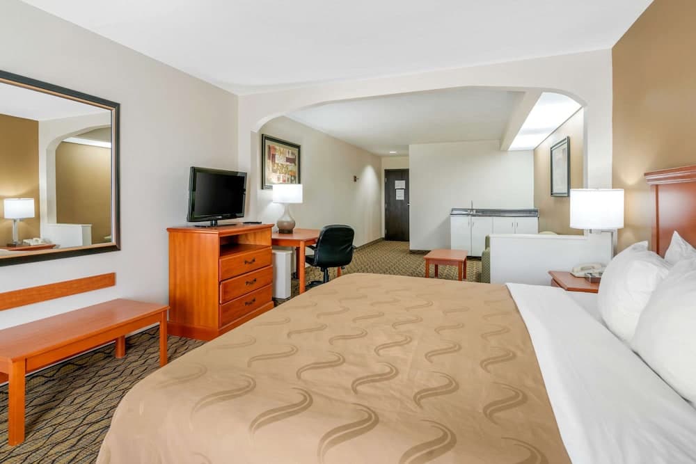 Quality Inn & Suites Jefferson City interior in Jefferson City, MO — gallery photo 2
