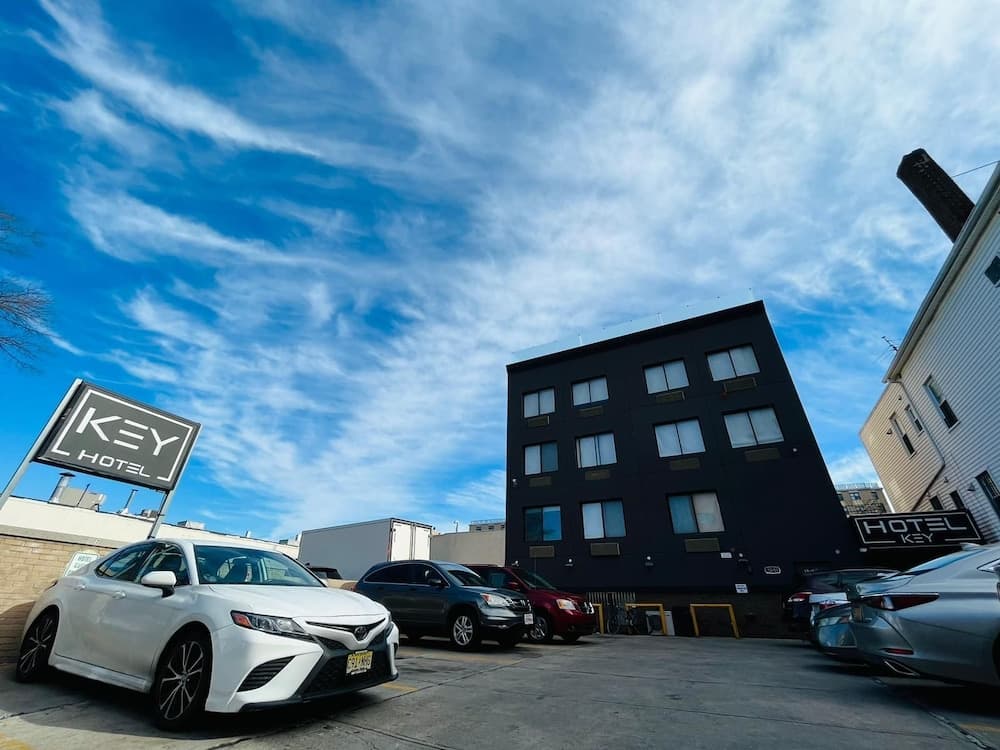 Hotel Key LaGuardia Airport featured exterior or lobby in Flushing, NY — similar hotel
