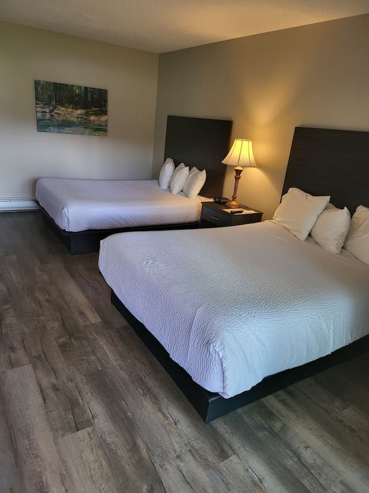 Lakeshore Lodge interior in Lakeside, OR — gallery photo 2