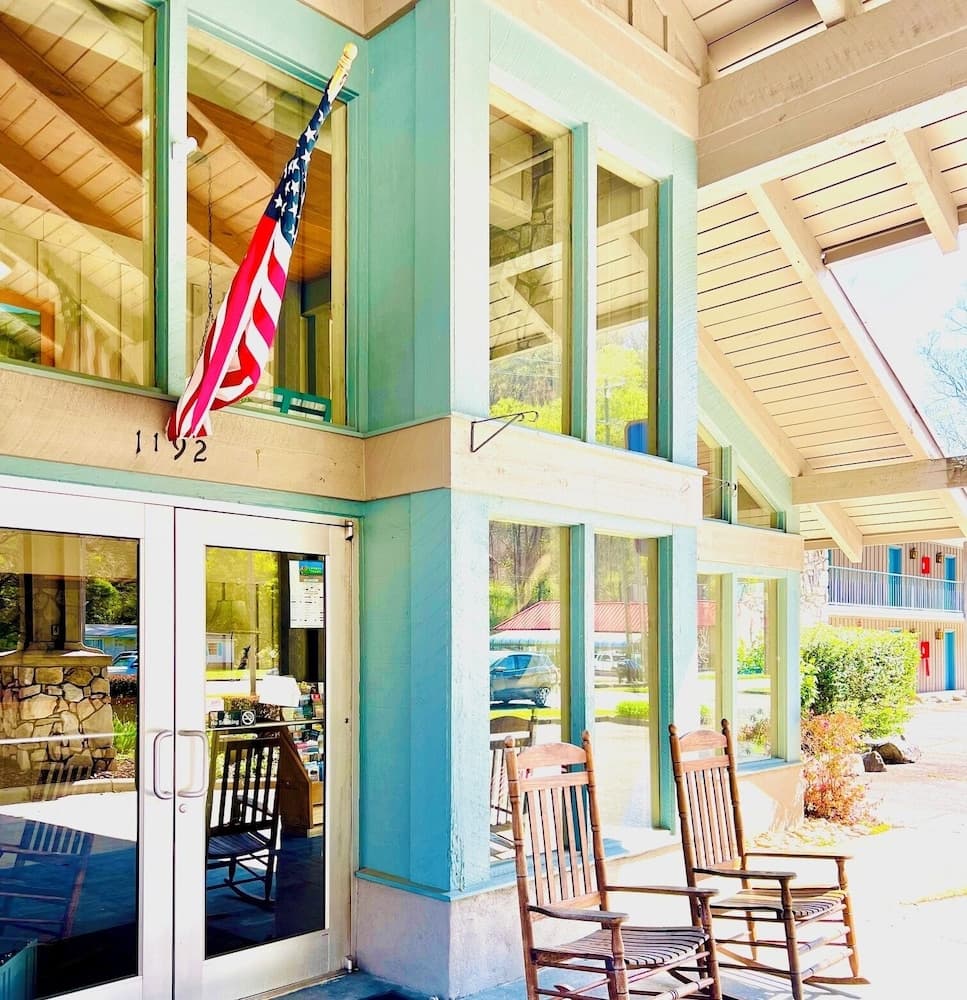 Newfound Lodge on the river interior in Cherokee, NC — gallery photo 2