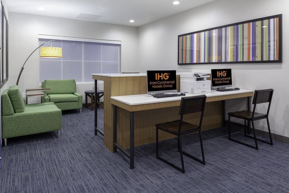 Holiday Inn Express & Suites Phoenix East - Gilbert by IHG gallery photo in Gilbert, AZ — image 12