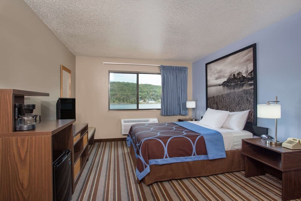 Super 8 by Wyndham Houghton property views in Houghton, MI — gallery photo 3