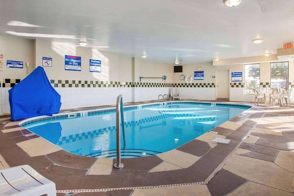 La Quinta Inn & Suites by Wyndham South Holland interior in South Holland, IL — gallery photo 2