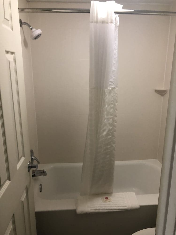 Days Inn by Wyndham Austintown interior in Austintown, OH — gallery photo 2