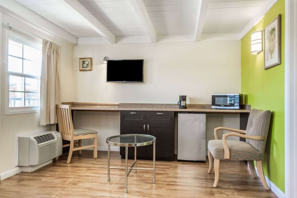 Travelodge by Wyndham Fairfield/Napa Valley property views in Fairfield, CA — gallery photo 3